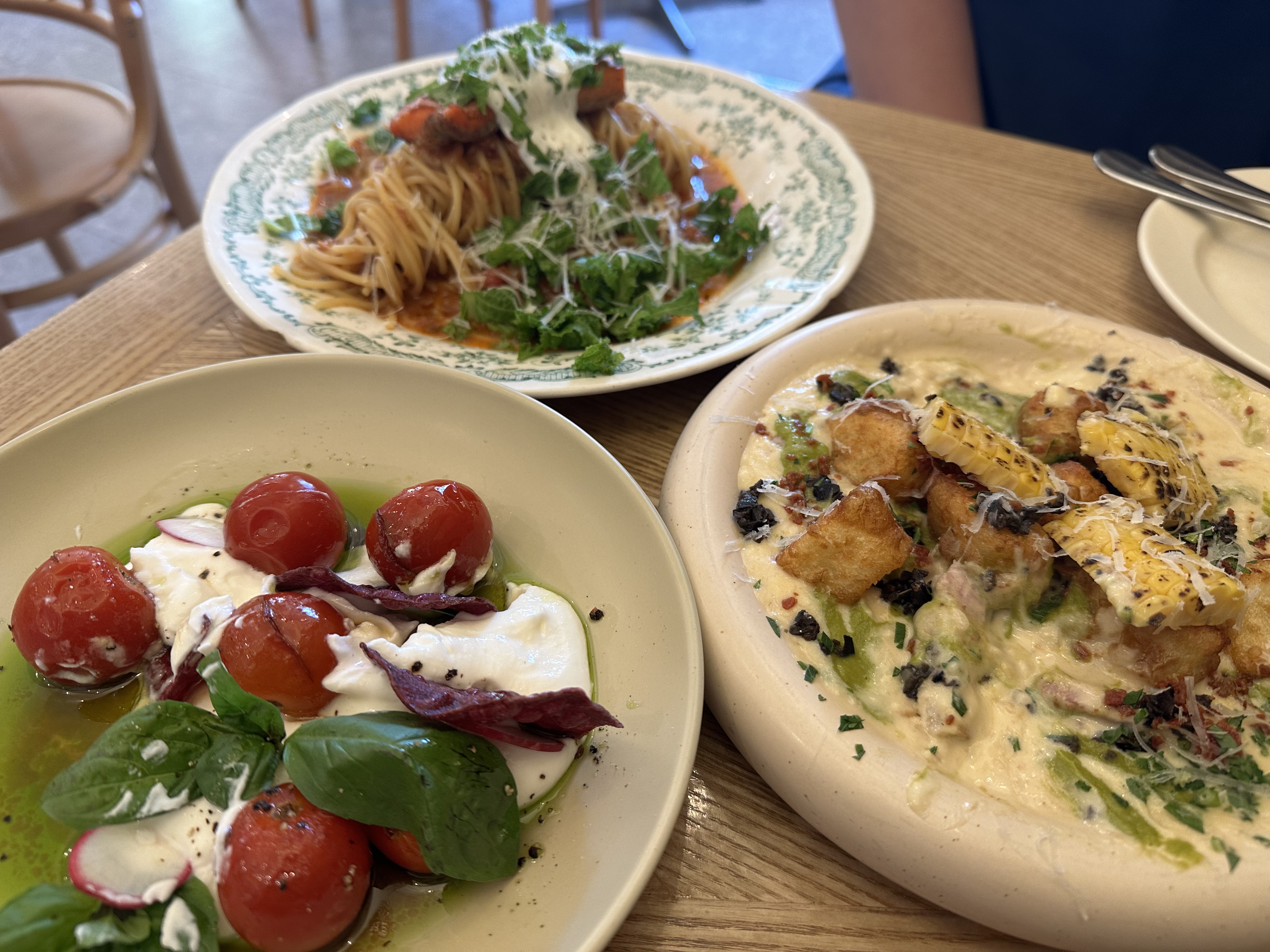 브리비트 성수 메뉴 - 대파크림옥수수뇨끼&amp;#44; 연어스테이크파스타&amp;#44; 샐러드 이미지