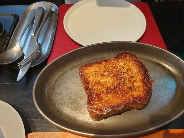 약간 검게 그을린 프렌치 토스트. 겉모습과 달리 촉촉하고 부드럽다.