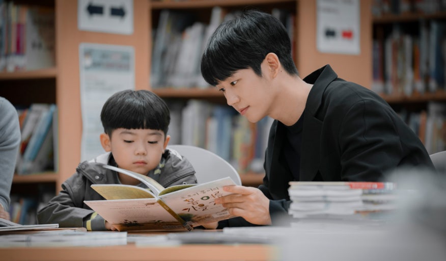 도서관에서 아들과 책을 보는 유지호 사진