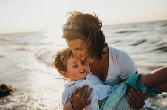 직계존속인-아들과-엄마가-바닷가에서-놀고-있다