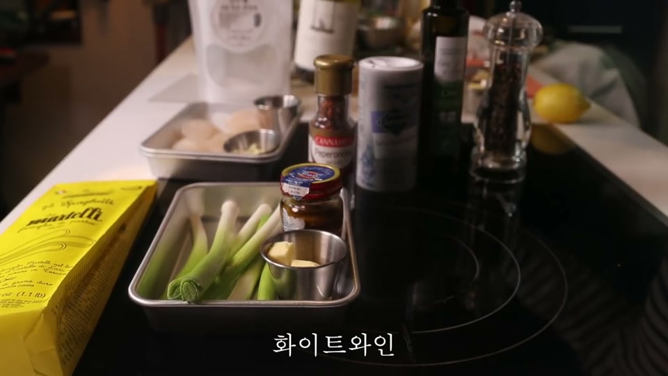 알리오올리오 재료 모습(가리비 관자, 풋마늘, 엔초비, 페페론치노, 올리브오일, 버터, 화이트와인, 레몬, 스파게티 건면)