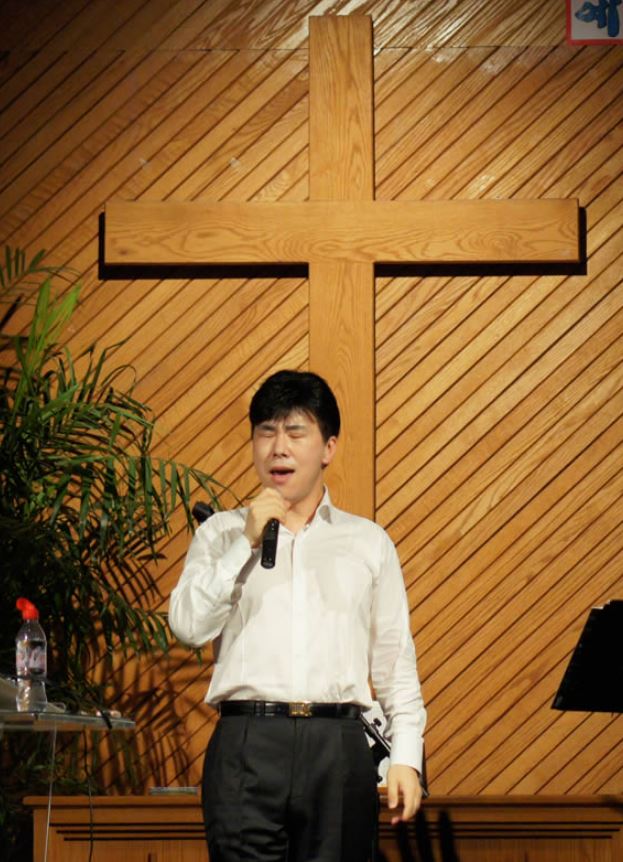 교회에서 목회자로 활동 중인 가수 김종찬 목사