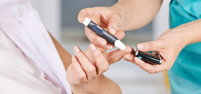 손가락-끝을-이용해-혈당을-재고있는-의료진