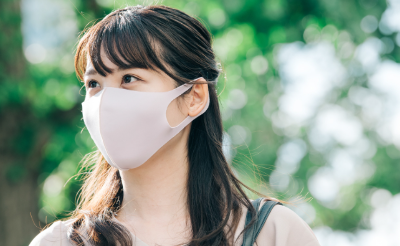 마스크를 쓴 여성