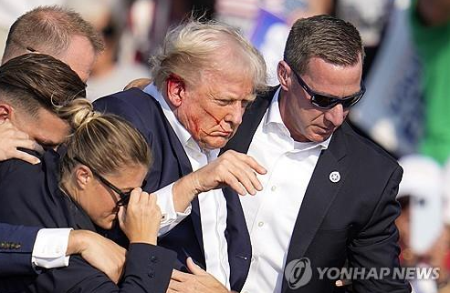 총격 당한 트럼프 전 미국 대통령을 대피시키는 경호요원들