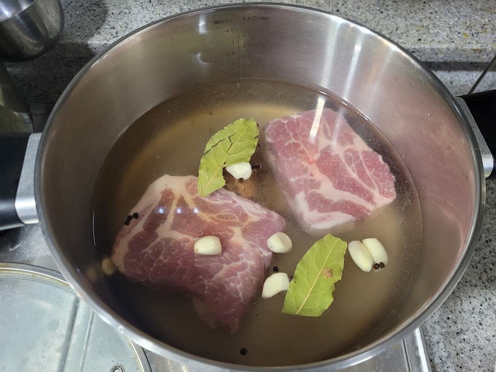 냄비에 찬물과 고기를 함께 넣고 센 불