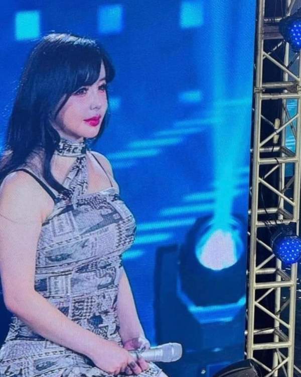 박봄