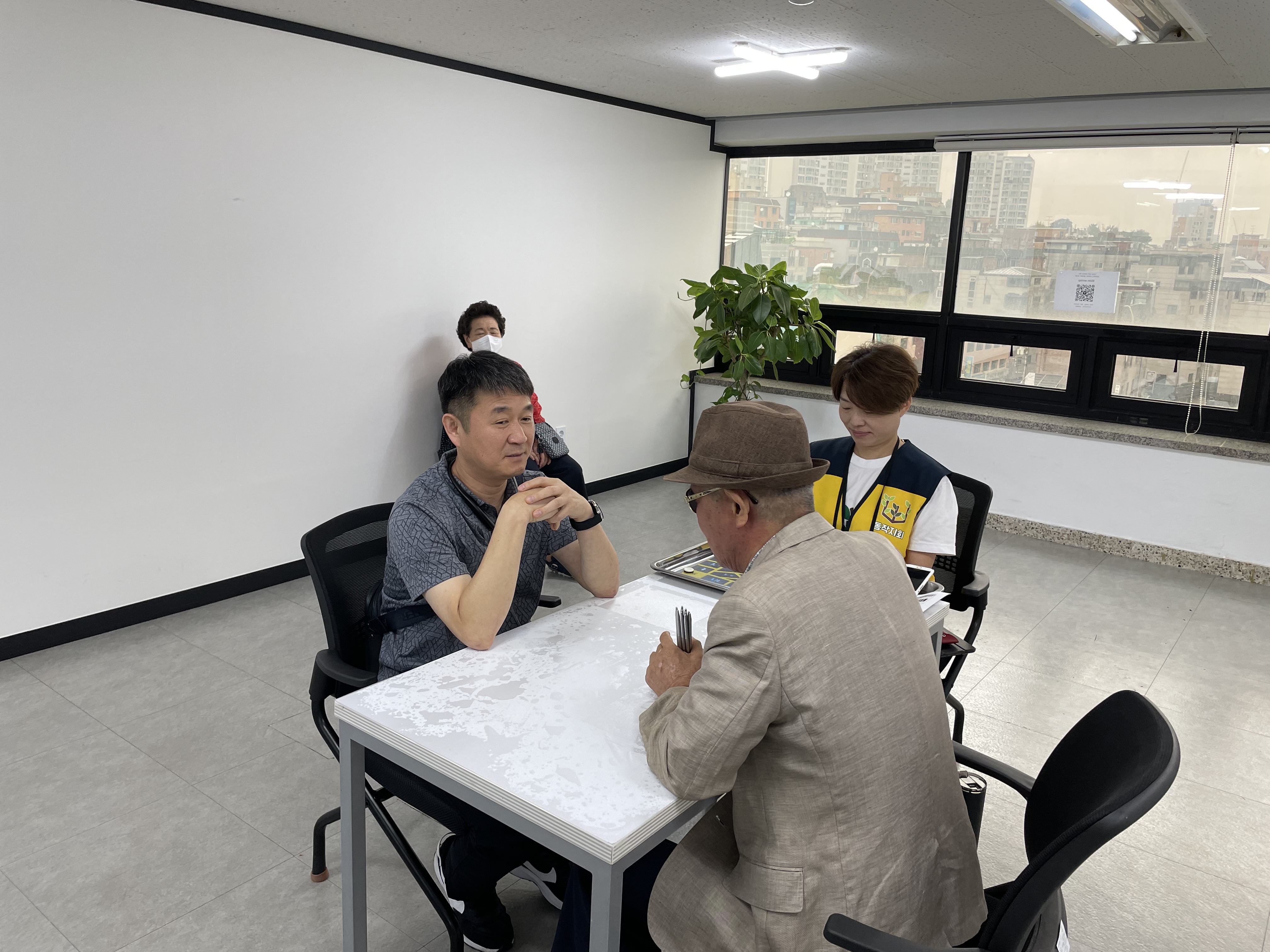 이미지 설명: 1부 윷놀이 경기사진. 김정재 지회원과 손순철 지회원이 경기중임.