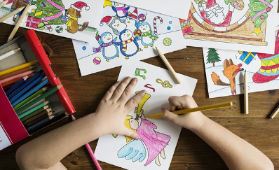 2025학년 취학통지서 인터넷 발급 방법과 관련있는 한 아동이 그림을 그리고 있는 사진