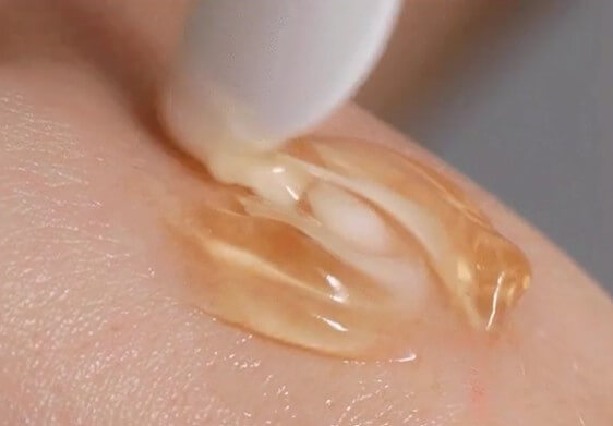 손등에 섞어줍니다.