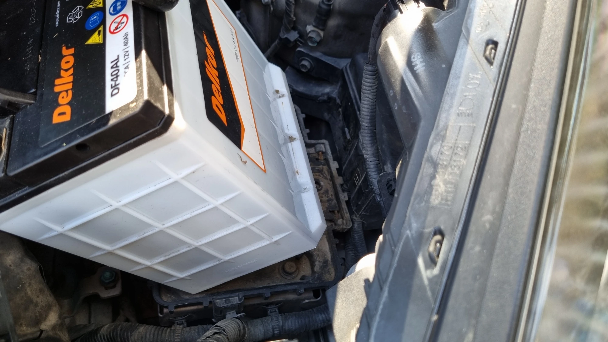 배터리 고정 장치 올리는 방법