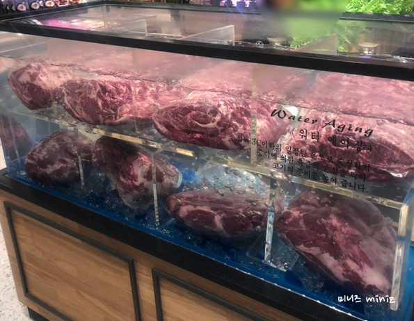워터에이징중인 수조,한우등심이 담겨있다