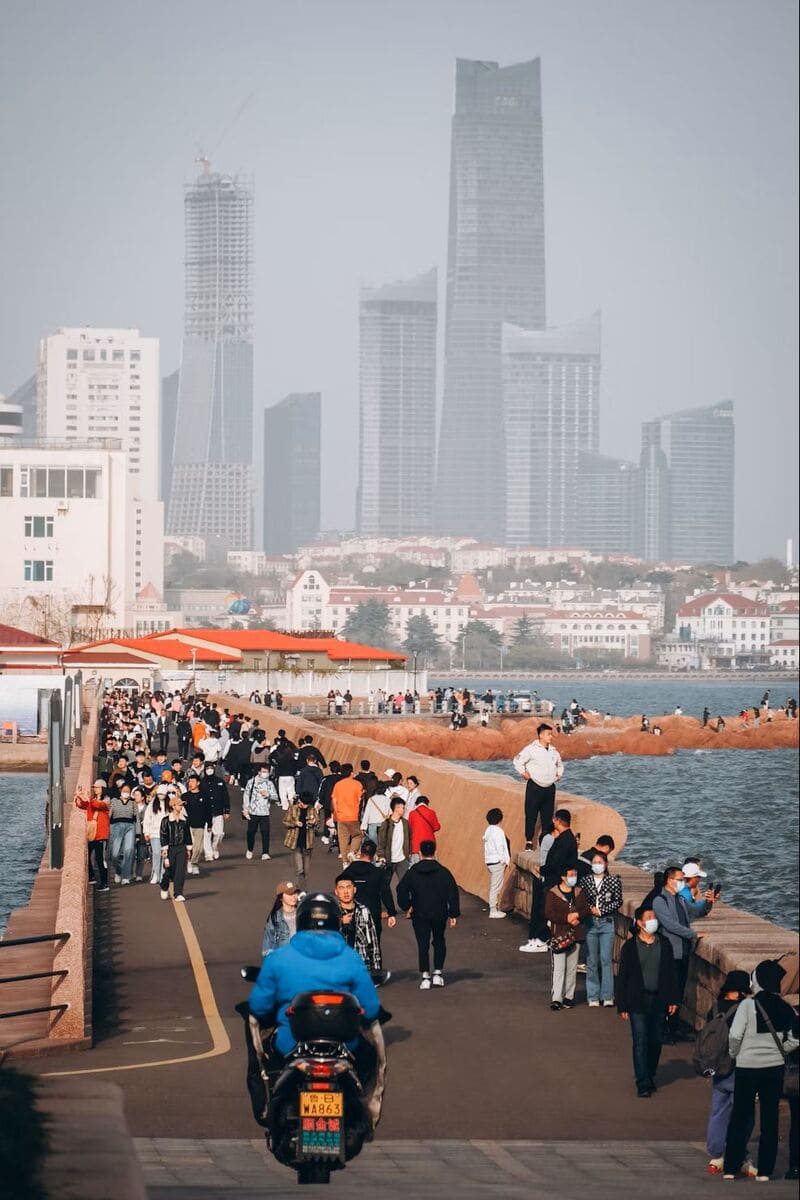칭다오 잔교 거리에서 시민들과 관광객들이 바다 산책을 즐기는 장면