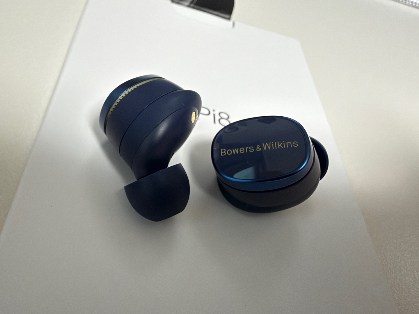 Bowers Wilkins Pi8 미드나잇 블루 이어버드 12mm 카본 콘 드라이버 탑재 외관 근접 사진