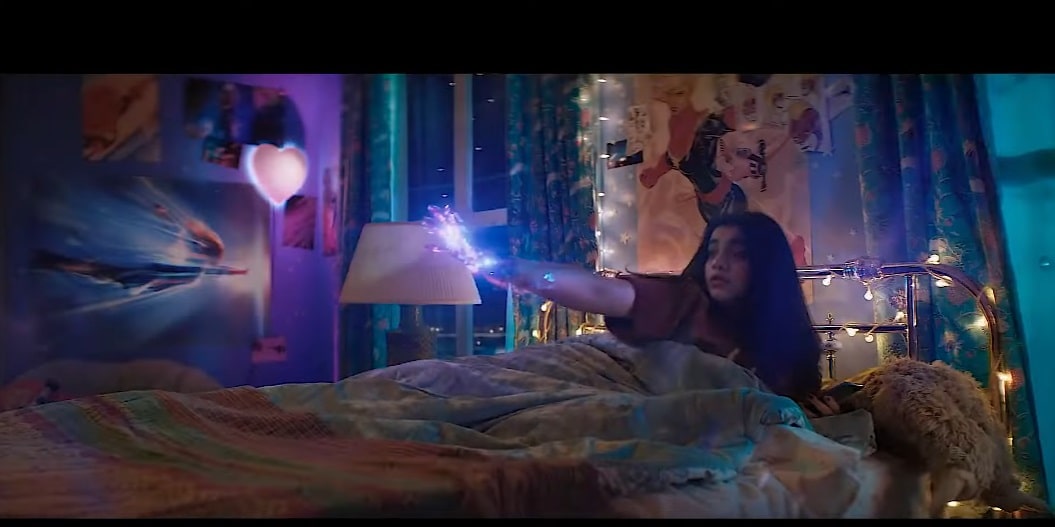 손에서 초능력을 사용하는 여자 아이의 모습