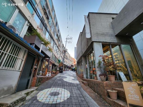 성요셉아파트와 중림창고는 서로 맞은 편에 있다