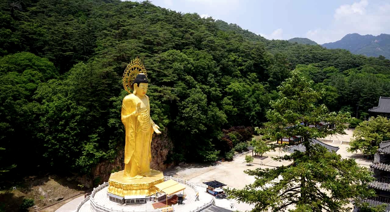 법주사 일주문 앞에서 인증샷을 남기는 보은 여행객. [ⓒ네이버 플레이스 &lsquo;법주사&rsquo;]