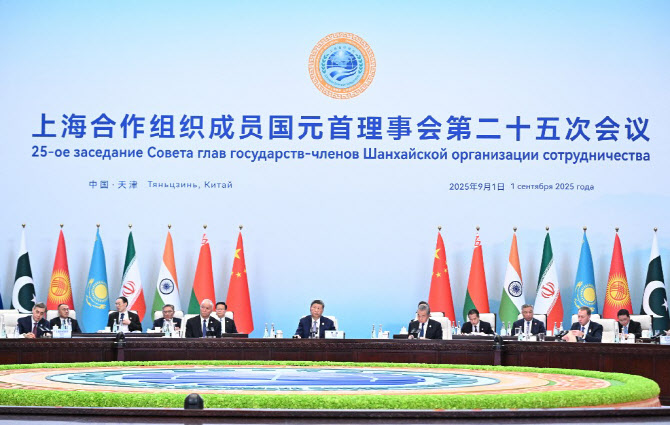 1일 중국 톈진에서 열린 상하이협려기구(SCO) 정상회의에서 시진핑(가운데) 중국 국가주석이 회의를 주재하고 있다.