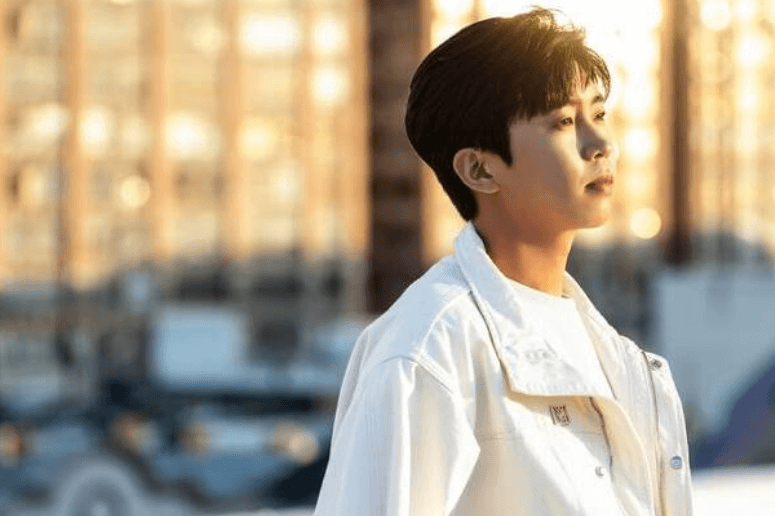 임영웅이 하얀 자켓을 입고 있는 장면