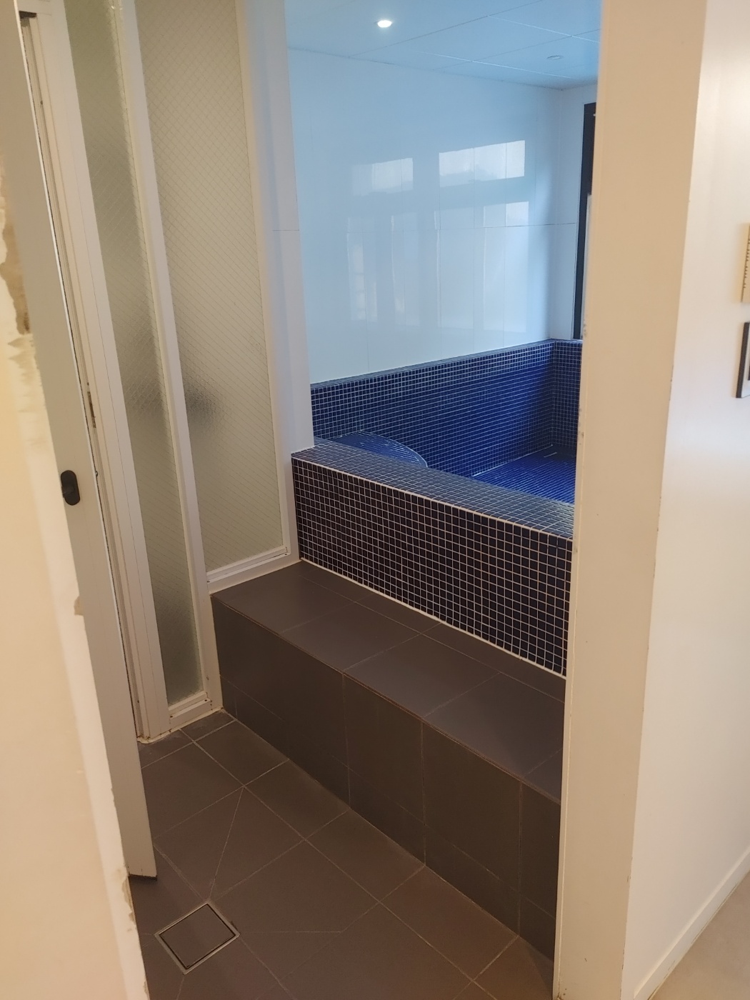 실내풀이 생각보단 큽니다. 그래서 아이들과 물놀이 하기도 좋긴합니다.