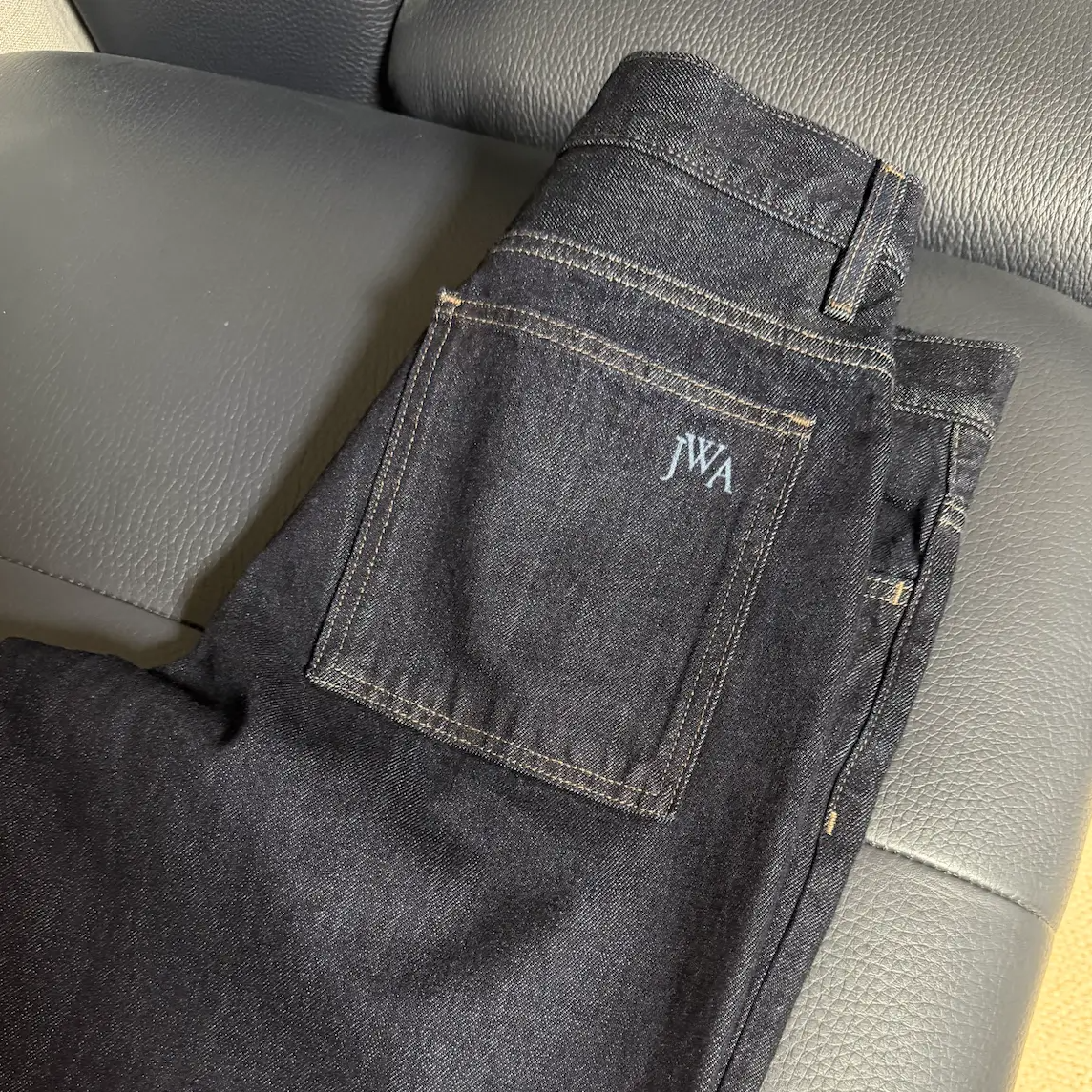 유니클로 JW앤더슨 포켓 로고