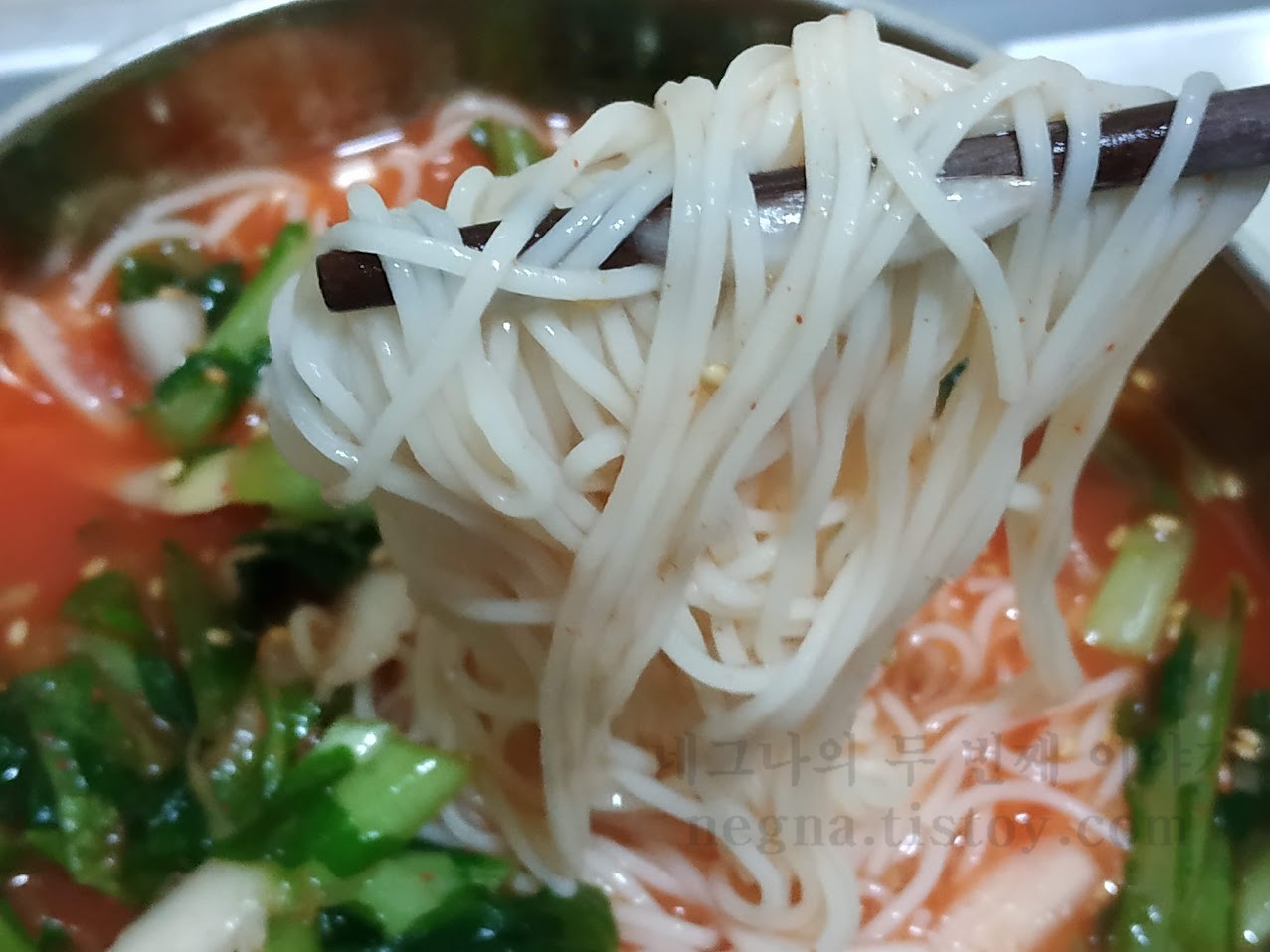 열무김치국수 젓가락으로 든 상태.