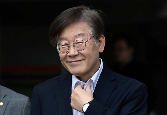 이재명 더불어민주당 대표가 지난 9일 서울 중랑구 녹색병원에서 퇴원하고 있다. [사진=뉴시스]