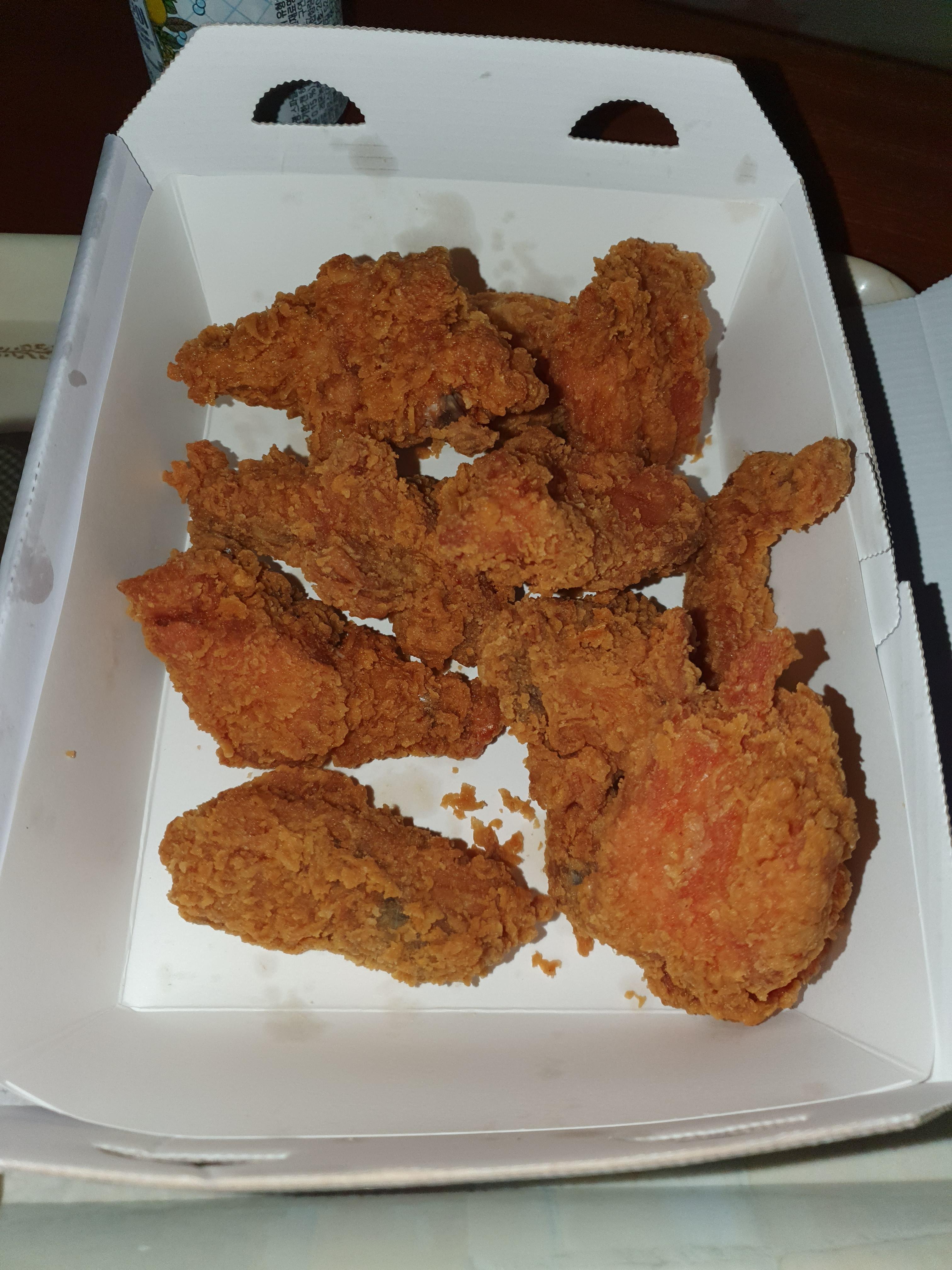 이름은 비비큐 황금올리브 치킨인데...황금색까진 아니지만 맛있긴 하다.