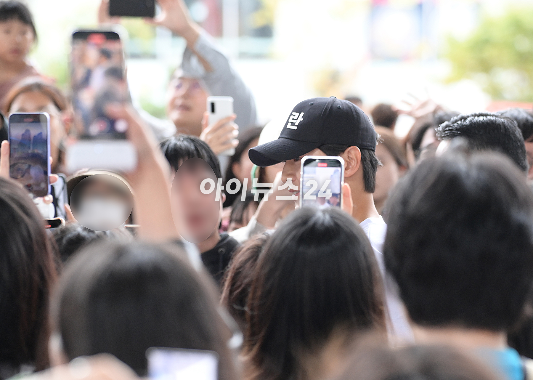 배우 송중기가 7일 오후 부산광역시 해운대구 영화의전당에서 진행된 제28회 부산국제영화제 &#39;화란&#39; 오픈토크에 참석하고 있다. [사진=정소희 기자]