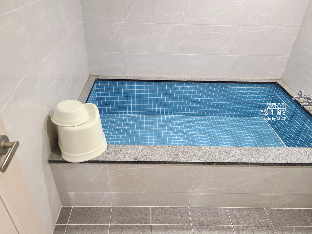 국내 온천여행 수안보 스파 호텔 더블룸 직접 지내보니 넓은 욕조 프라이빗 온천 가족탕