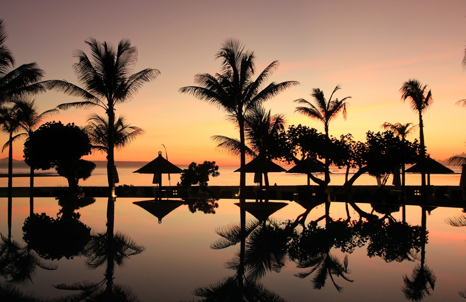 발리 노을 지는 해변 모습 사진