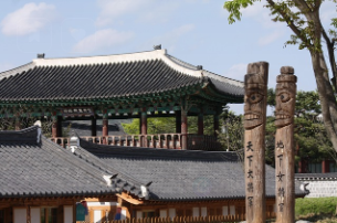 대문 앞 장승과 솟대 – 마을 입구의 수호 장치