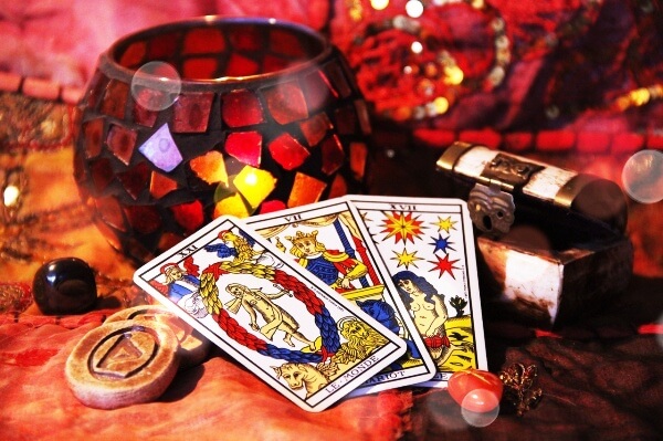 바닥에-놓여있는-타로카드