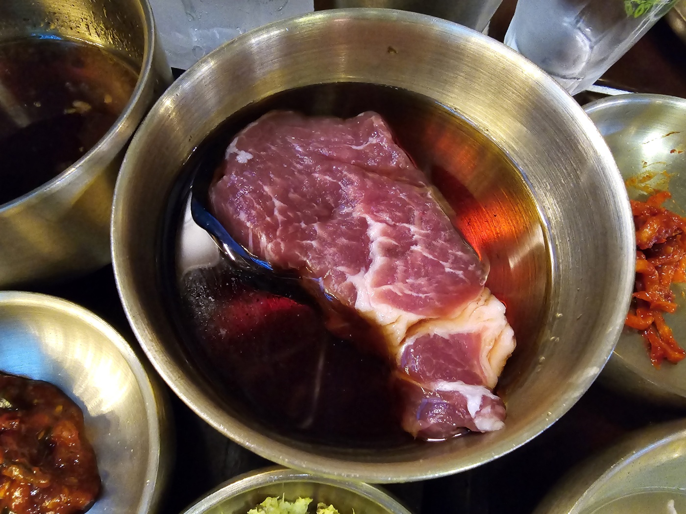 양념장에 재워지고 있는고기