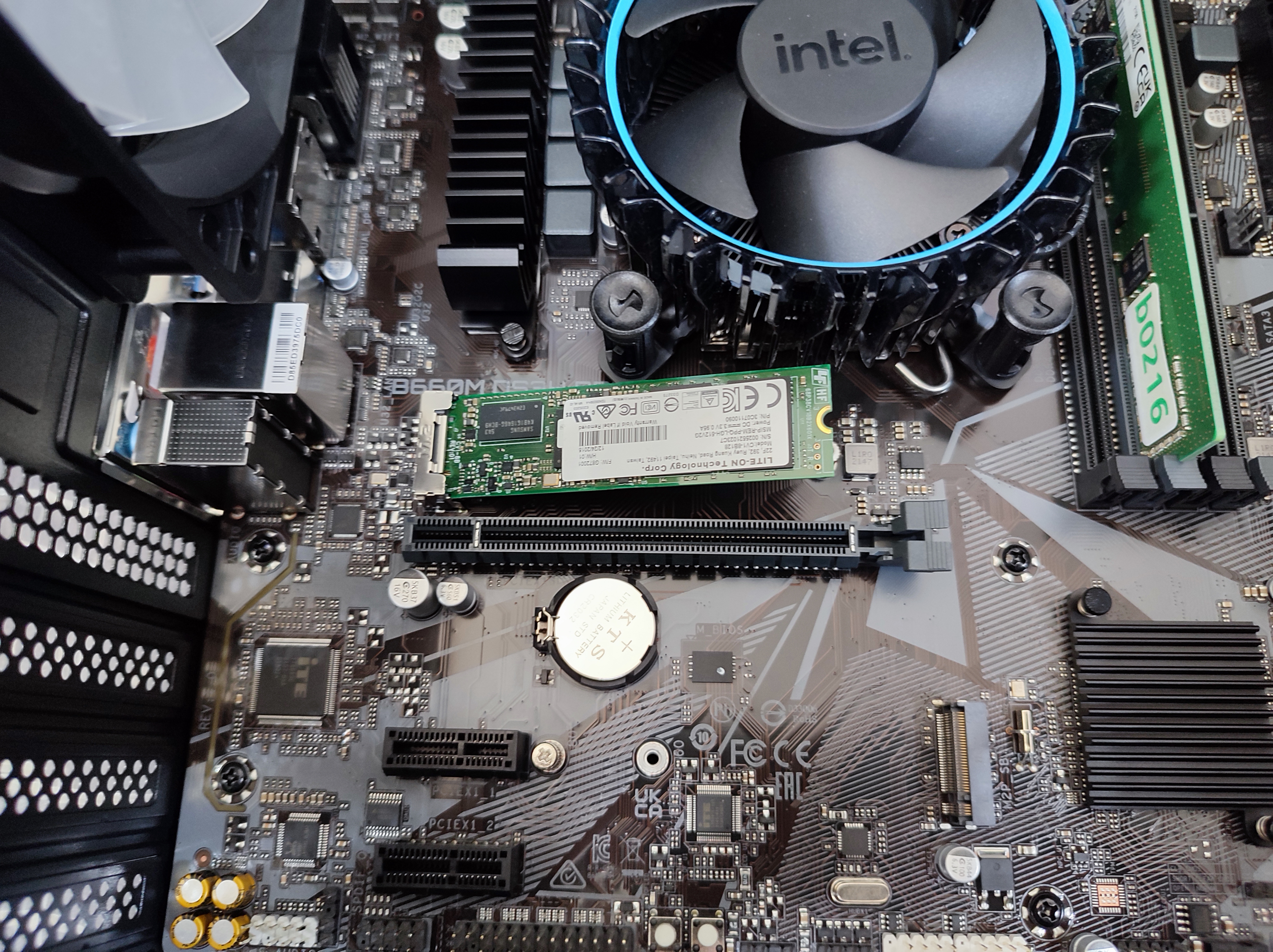 M.2 SSD 슬롯을 열어서 M.2 SSD를 장착해보고 있습니다.