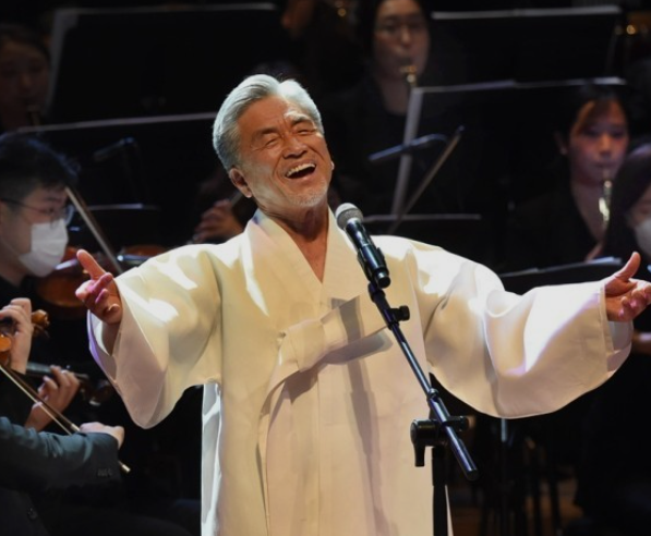 무대에서 열창하는 소리꾼 장사익의 공연 모습