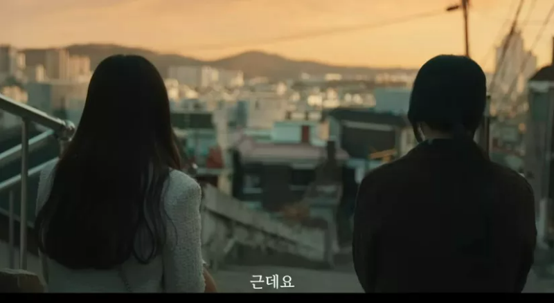 뒷모습을 보이며 나란히 앉은 상은과 주란