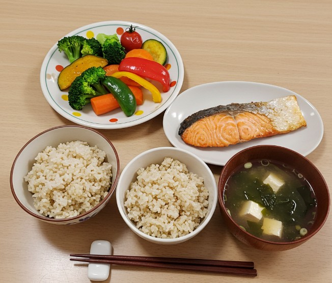 현미밥 + 채소 비빔반찬 + 된장국 + 구운 연어