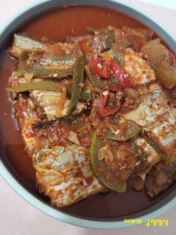 접시에 담긴 갈치 무조림