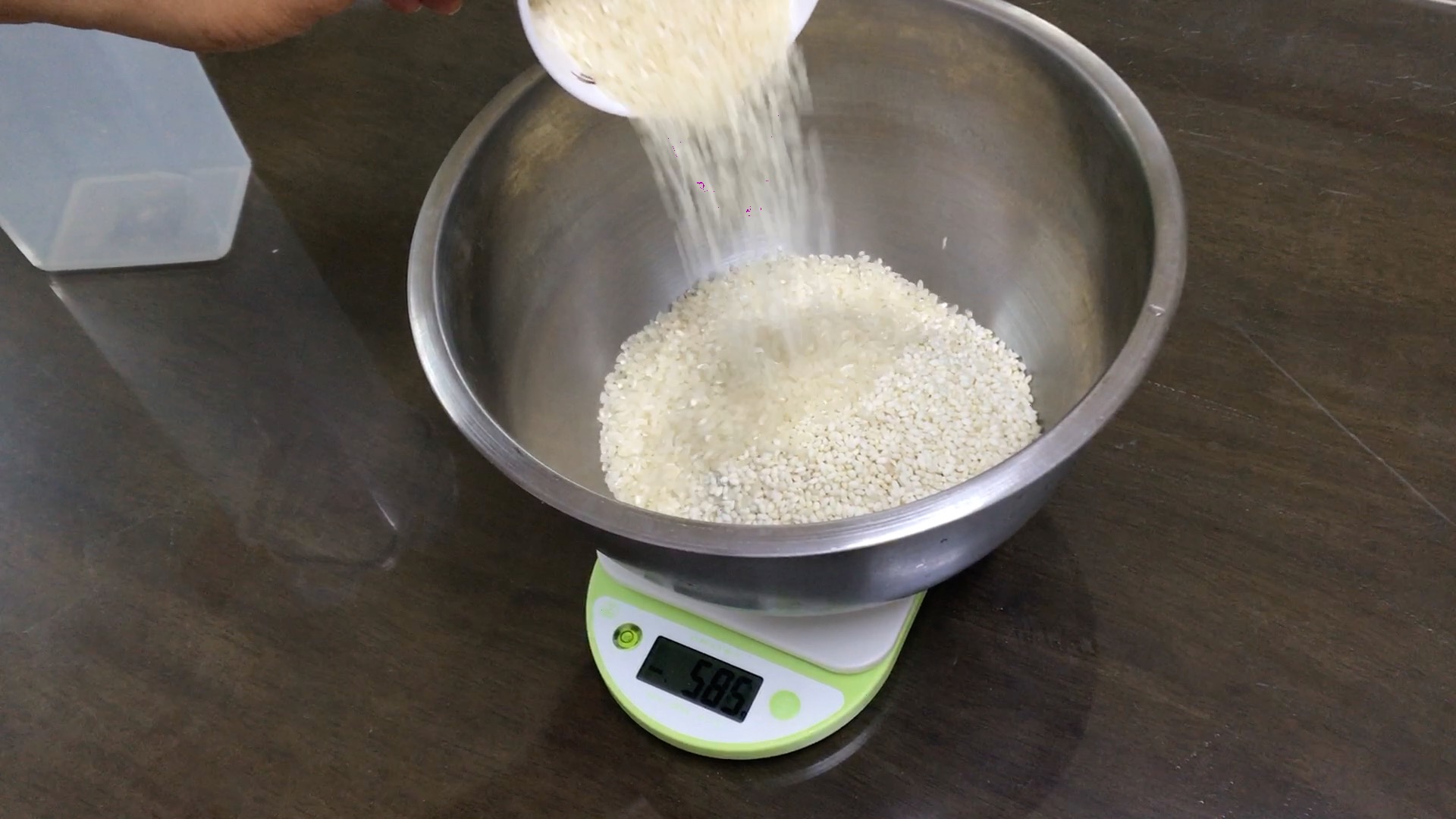 1. 햅쌀 1kg을 계량한다