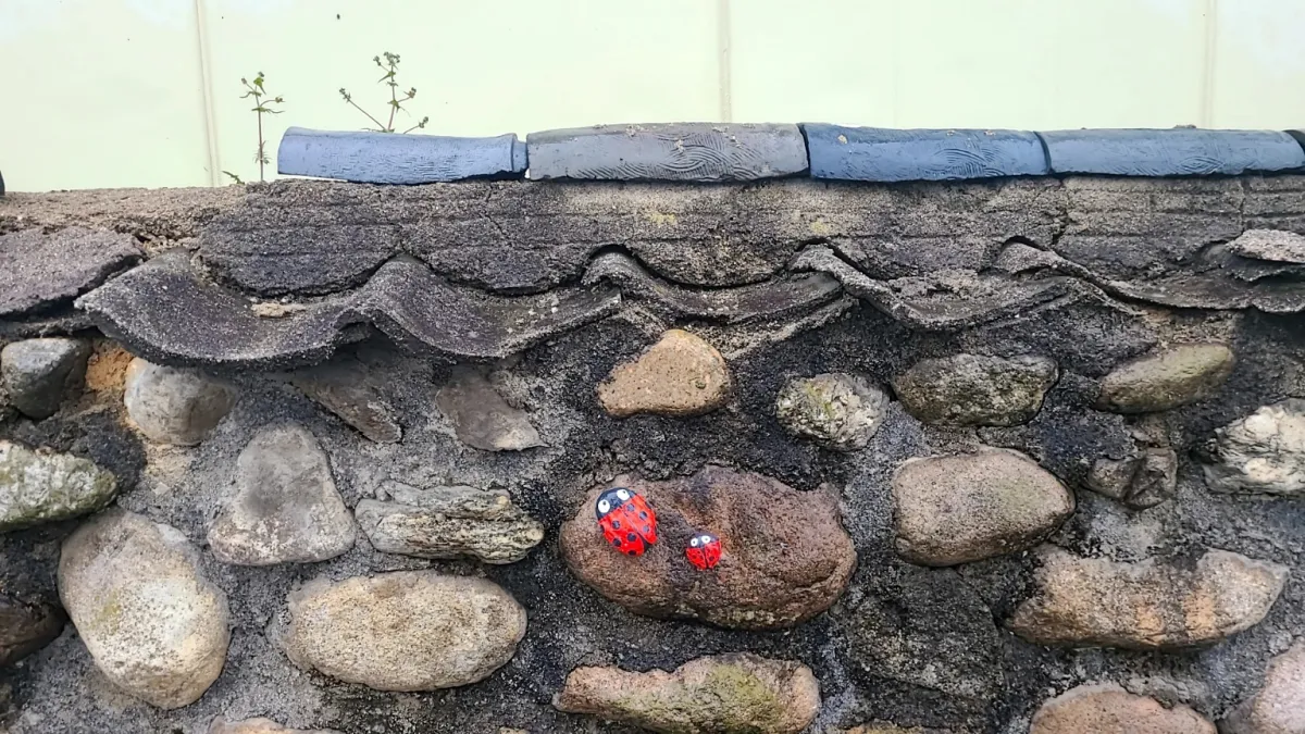 기와돌담-사이에-무당벌레조형물2마리