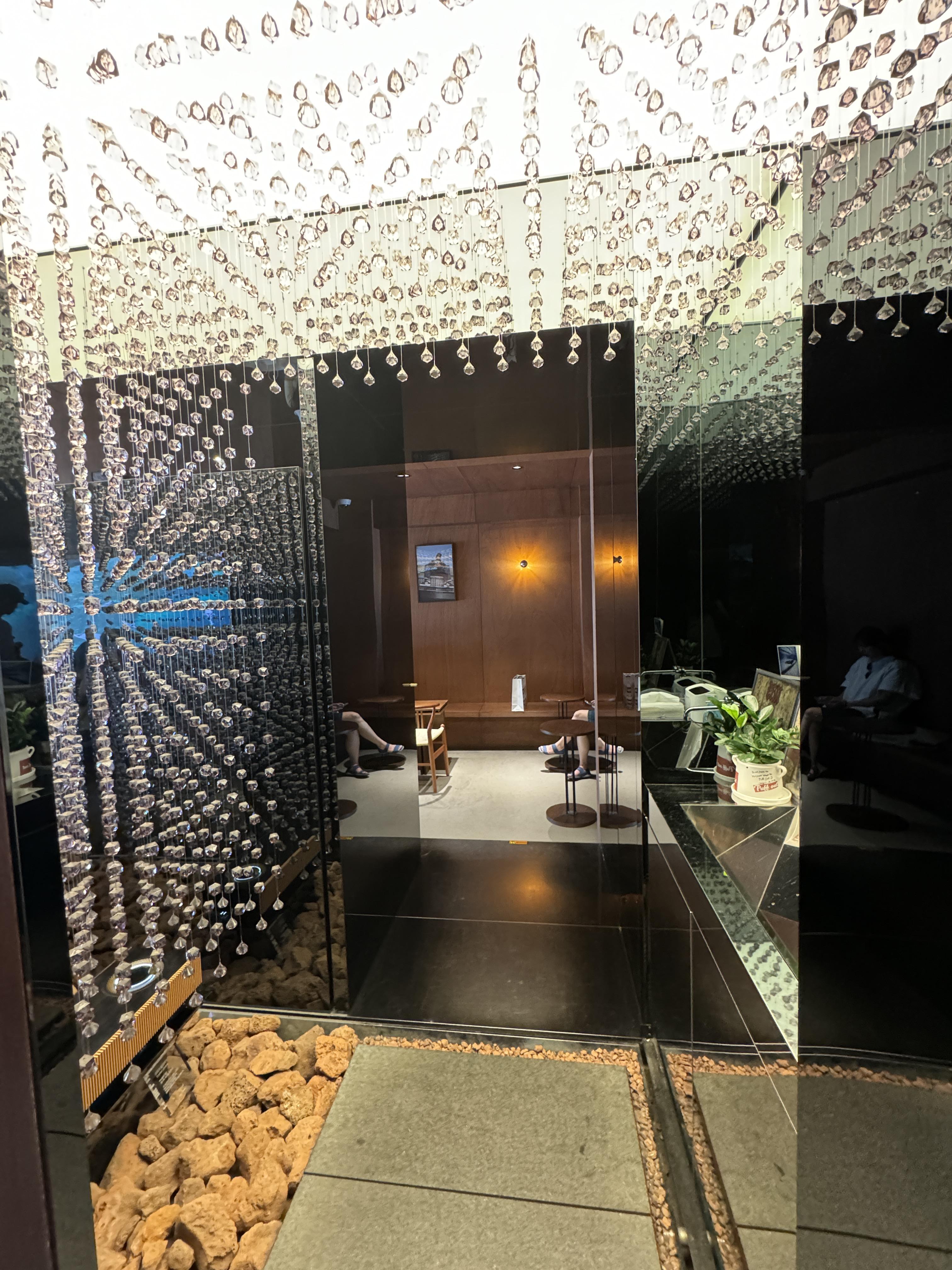 성수-카페-퍼프아웃-puffout-매장-통로