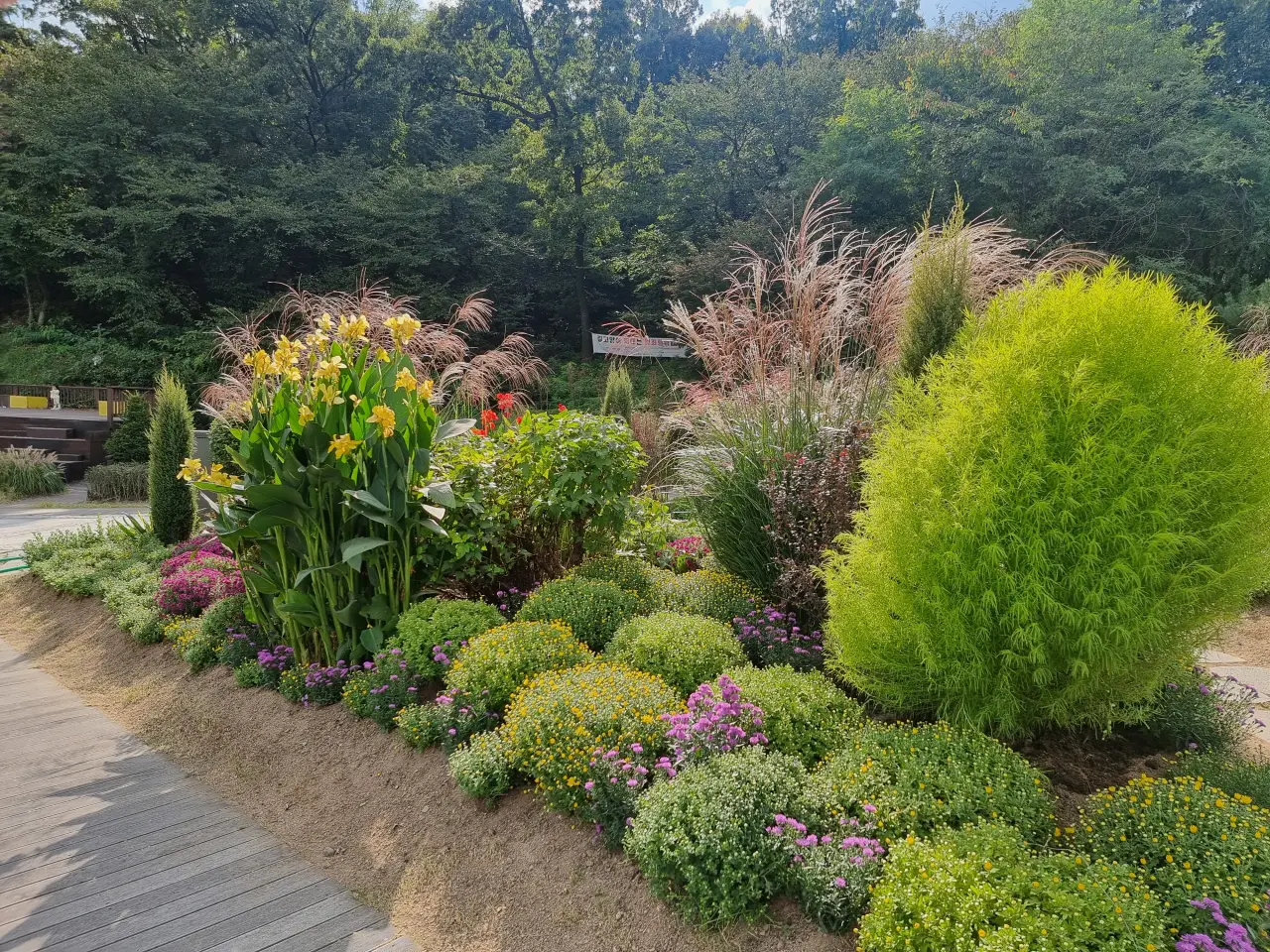 알록달로-꽃들-잘가꾼-정원