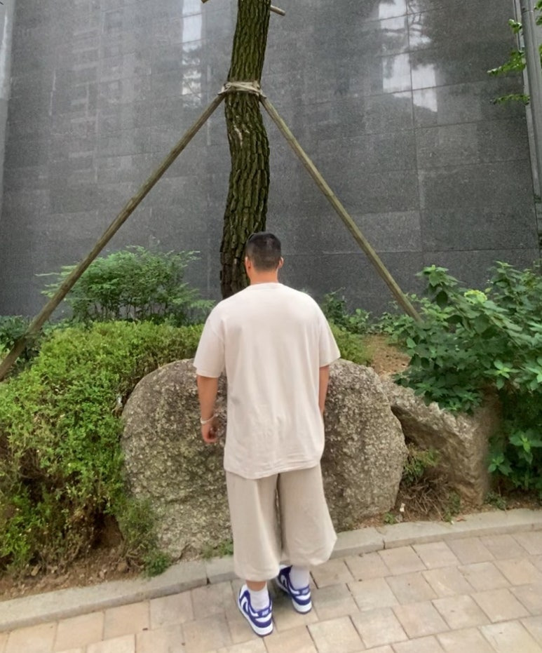 데일리룩('26. 8. 21.)오클리 선글라스 아이자켓 리덕스, 스탠다드에러 빈티지 피그먼트 티셔츠, 무신사스탠다드 버뮤다 팬츠, 나이키 양말, 나이키 덩크로우 레트로 화이트콩코드