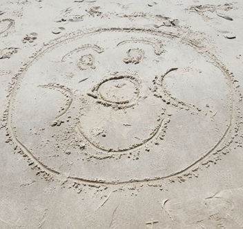 해변에 누군가가 그린 호빵맨