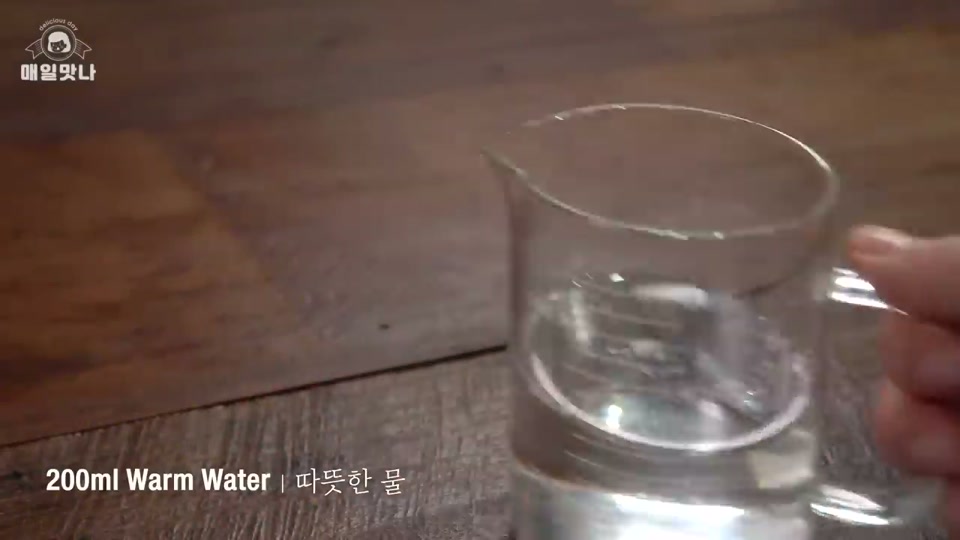 호떡 반죽에 들어가는 밀가루, 찹쌀가루, 이스트 등 가루 재료를 계량해 둔 모습