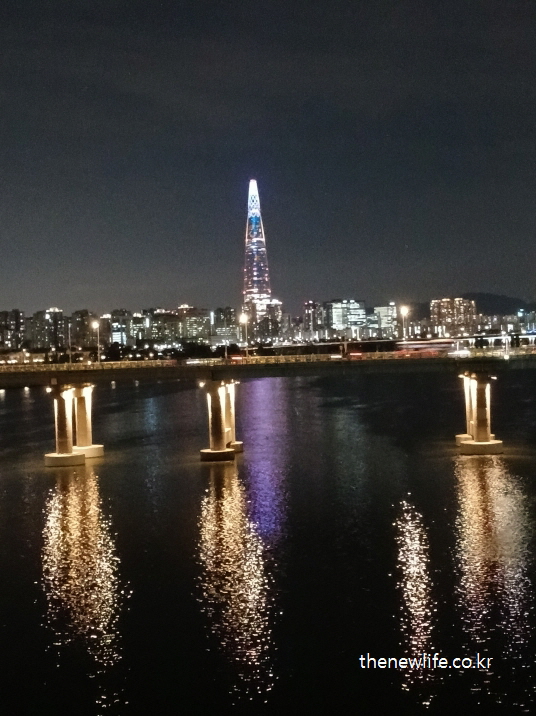 광진교 8번가 야경 – 한강 위로 반짝이는 조명과 롯데타워 불빛이 어우러진 서울의 밤