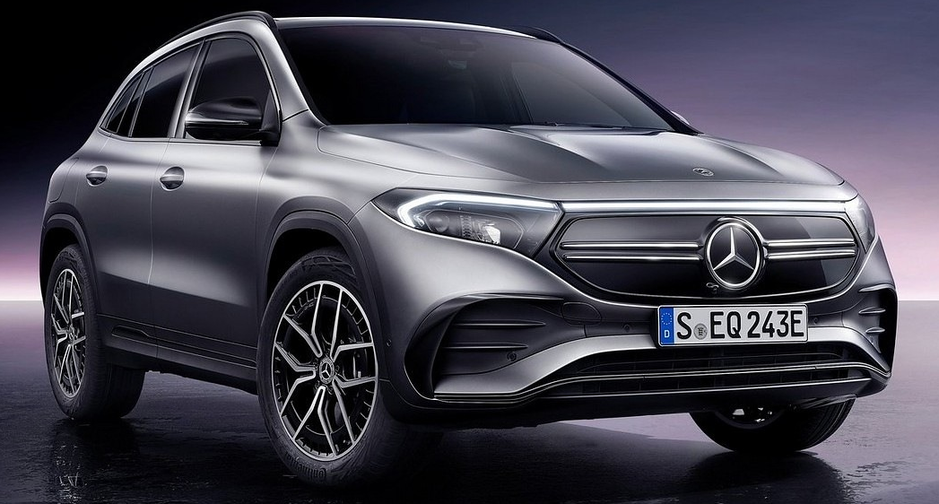 이 사진은 벤츠 EQA의 전면부의 다른 모습 사진입니다