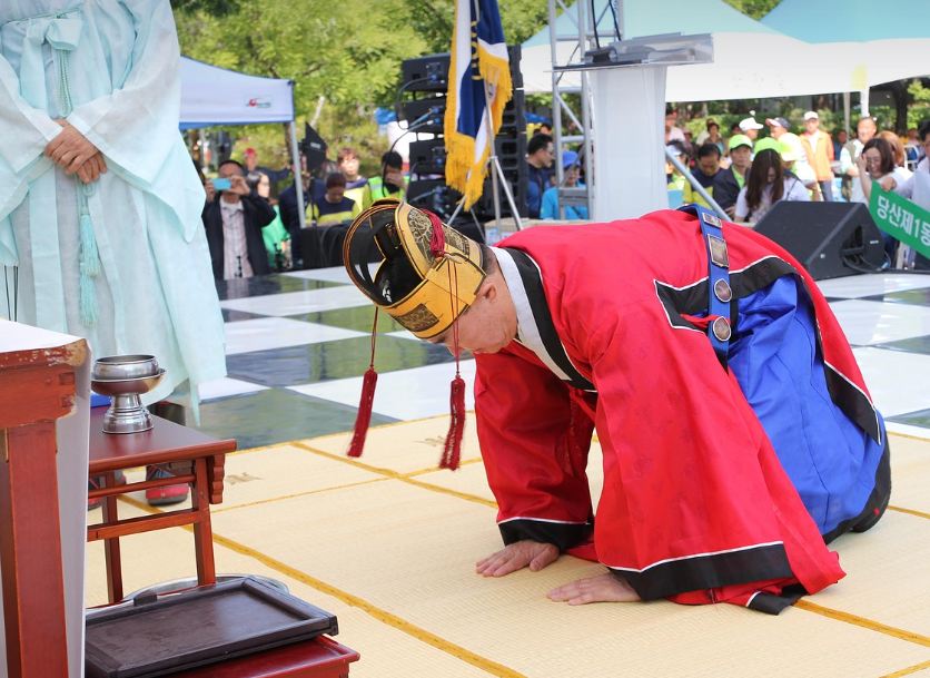 제사 지내는 모습