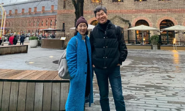 윤유선 부부 사진│윤유선과 남편 이성호 변호사가 함께 웃는 모습